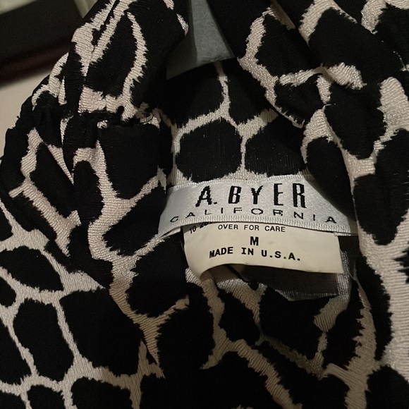 Black & white top.  Size M.  Stretchy - Picture 2 of 4